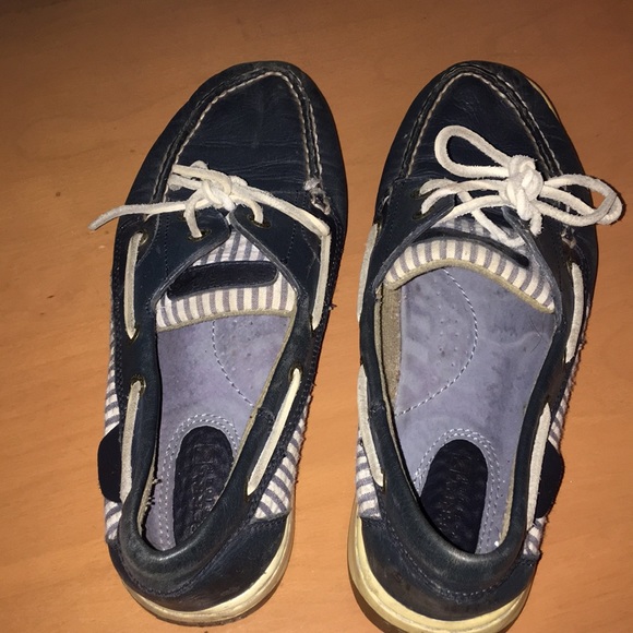 Navy blue Sperry boat shoe. - Picture 2 of 3